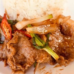 ผัดพริกเผาริบอายราดข้าว