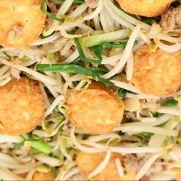 ผัดถั่วงอกใส่เต้าหู้ไข่กับข้าว
