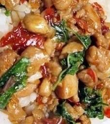 กระเพราไก่สับราดข้าว