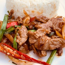 ผัดพริกเผาเนื้อราดข้าว