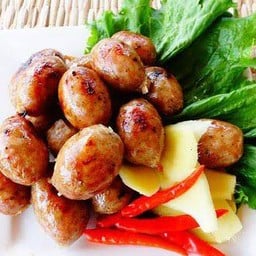 เจ้เอ๊าะยำแหนมข้าวทอด-ลาบ-ไส้กรอกสูตรแม่หนั่น(ตามสั่ง)