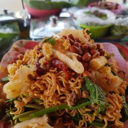 ยำมาม่าเล็บมือยอดมะระ