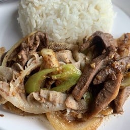 เครื่องในรวมผัดพริกหยวกราดข้าว