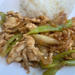 ไก่ผัดพริกหยวกราดข้าว
