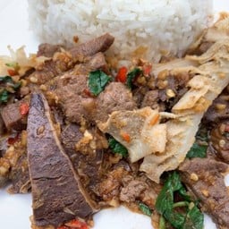 กะเพราเครื่องในราดข้าว