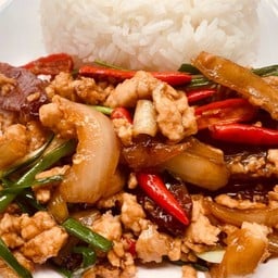 ผัดพริกเผาไก่สับไก่เชียงราดข้าว