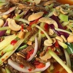 ยำมะม่วงปลากรอบ