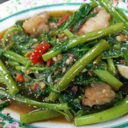 ผักบุ้งไฟเเดง -หมูกรอบ