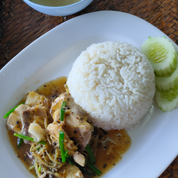 ข้าวราดเนื้อปลาผัดขึ้นฉ่าย