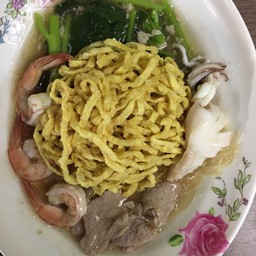 ราดหน้าหมี่กรอบหมูหมัก+หมึก+กุ้ง