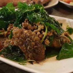 ไข่เยี่ยวม้ากระเพรากรอบ