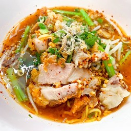 ก๋วยเตี๋ยวหมูกรอบต้มยำ