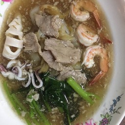 ราดหน้าเส้นใหญ่หมูหมัก+หมึก+กุ้ง