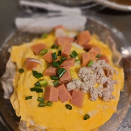 ข้าวไข่ข้นใส้กรอก