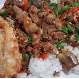 ชุดคุ้มกระเพราเครื่องในไก่+ไข่ดาวราดข้าว+น้ำเซุป