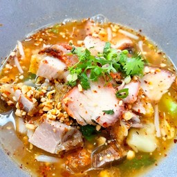 ก๋วยเตี๋ยวแดงกรอบต้มยำ