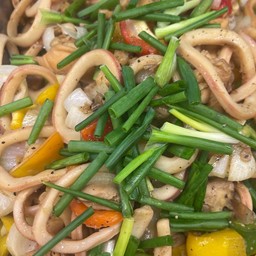 ผัดไก่ปลาหมึกพริกไทดำ