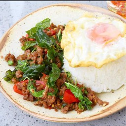 กระเพราพิเศษหมูสับปลาหมึกหมูชิ้นไก่เครื่องในไก่ราดข้าว+ไข่ดาวฟรี+นำ้ซุปอิ่มสะใจ