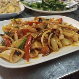 ปลาหมึกผัดไข่เเดง
