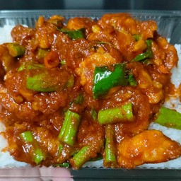 ข้าวผัดพริกแกงหมูกรอบ