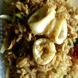 ข้าวผัดปลาหมึก