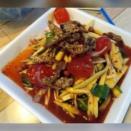 ยำมะม่วงไข่แดงปลากรอบ