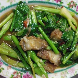 คะน้าหมูกรอบ