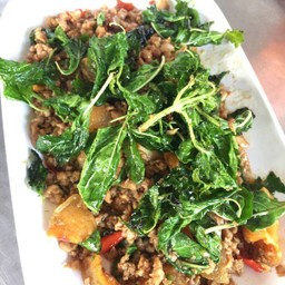 กระเพราไข่เยี่ยวม้า