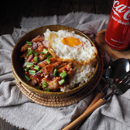 ข้าวไก่ย่างแซ่บ+ไข่ดาว พร้อมเครื่องดื่ม 1 กระป๋อง