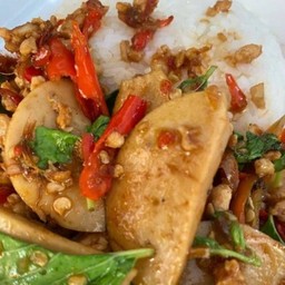 ผัดกระเพราหมูยอราดข้าว