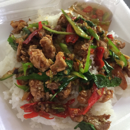 ผัดเผ็ดไก่ใบยี่หล่าราดข้าว