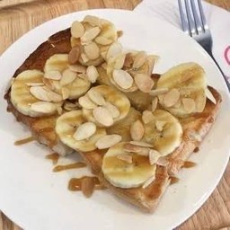 ขนมปังปิ้งเนยคาราเมล + กล้วย + ธัญพืช