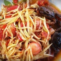ร้านส้มตำป้าแดง (เจ้าเก่า) หน้าตึกพงศธรแมนชั่น
