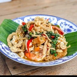 ทะเลผัดพริกโรยกากหมูเจียว