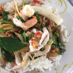 ผัดฉ่าทะเลราดข้าว