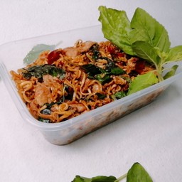 มาม่าผัดกะเพราใส่หมูชิ้น