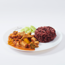 ข้าวสเต็กไก่ผัดพริกแกง 390 kcal