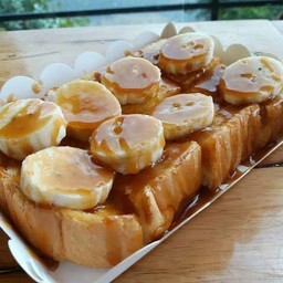 ขนมปังปิ้งเนยสด + กล้วย + คาราเมล