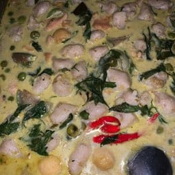 แกงเขียวหวานไก่ลูกชิ้นน