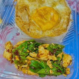 ข้าวกะเพราไก่ชิ้นพริกแห้ง+ไข่ดาว