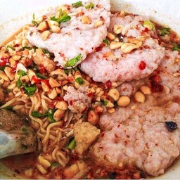 A8  เตี๋ยวยำหมูเด้ง