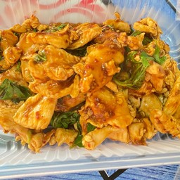 กะเพราไก่ชิ้นพริกแห้ง (กับข้าว)