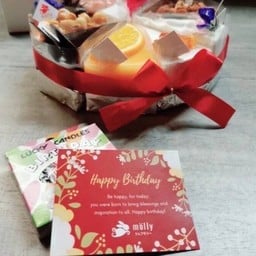 บริการจัดชุดวันเกิด ผูกโบว์พร้อมเทียนวันเกิดและการ์ด