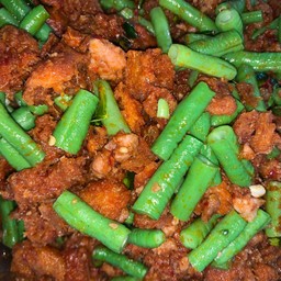 ผัดพริกแกงถั่วแคปหมู
