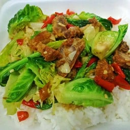 แขนงหมูกรอบราดข้าว