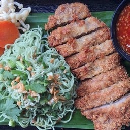 บะหมี่หยกแห้ง หมูทอด