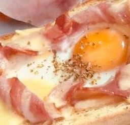 ขนมปังปิ้งฉ่ำซอสเบค่อน + ไข่ดาว