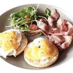 B8 ไข่เบเนดิกส์กับเบคอน Eggs Benedict with Bacon