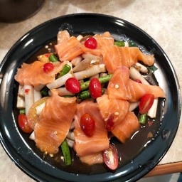 ตำไหลบัวแซลมอน