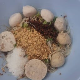 ลูกชิ้นผสม + หมูยอ แห้งยำ (N2)